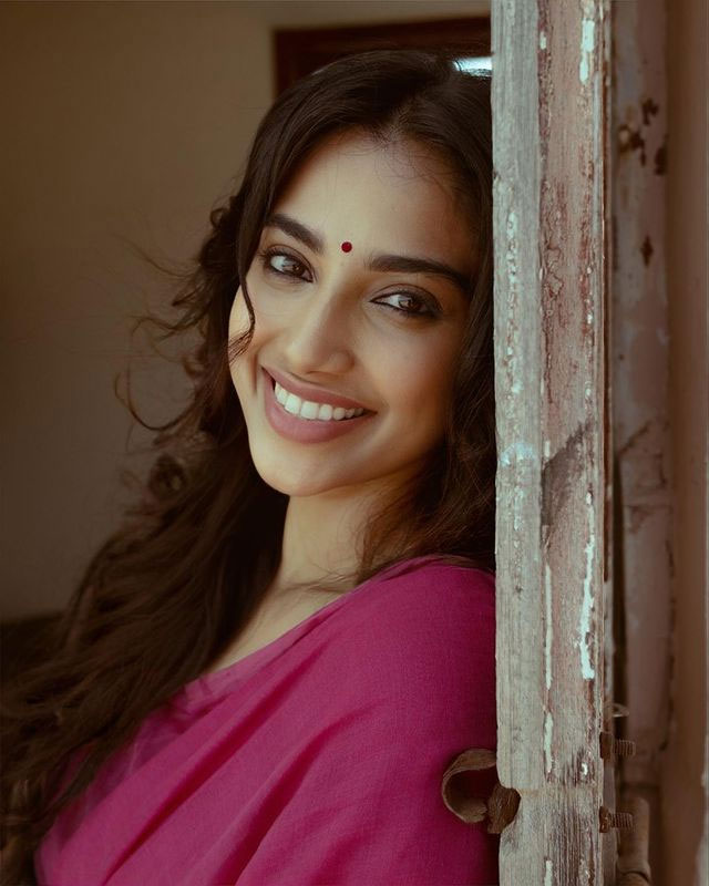 Delightful Meenakshi Dazzles In A Saree