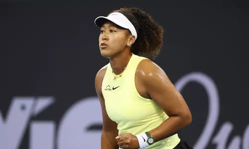 పాపకు డైపర్లు మార్చటం కంటే టెన్నిస్ ఆడటమే ఈజీనట