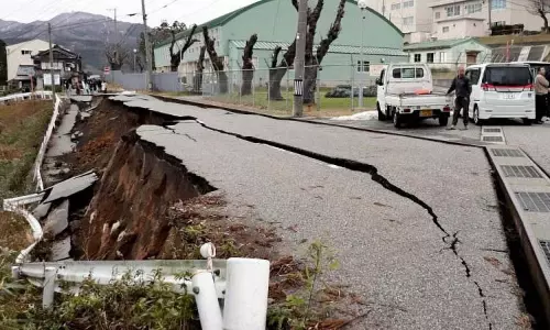 ఒక్కరోజులో 155 భూకంపాలు... వణికుస్తున్న సీసీటీవీ వీడియోలు!