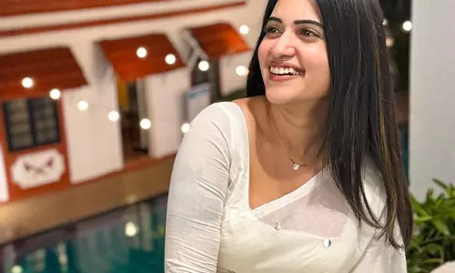 Sravanthi Shines In White Saree