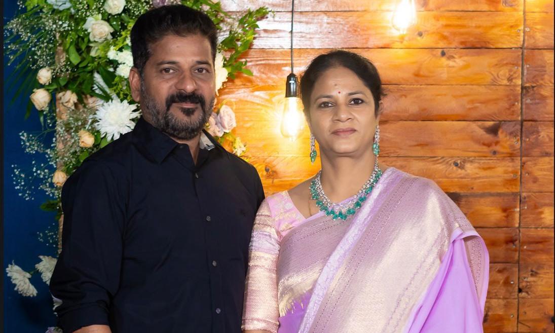 సీఎం రేవంత్ సతీమణి ఏ ప్రోగ్రాంలోనూ ఎందుకు కనిపించట్లేదు? | Why is Cm ...