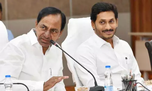 కరెక్ట్ టైంలో కేసీయార్ తో జగన్ భేటీ...మ్యాటర్ సీరియస్ నా..!?