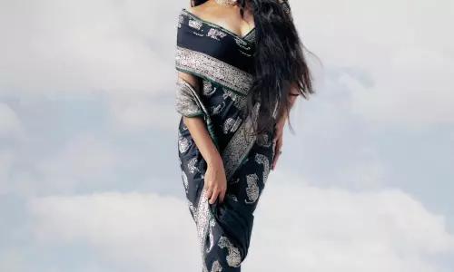 Janhvi Kapoors Saree Draped Sans Blouse Sets Stunning Trend