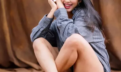 Daksha Nagarkars Romantic Novel-Like Poses