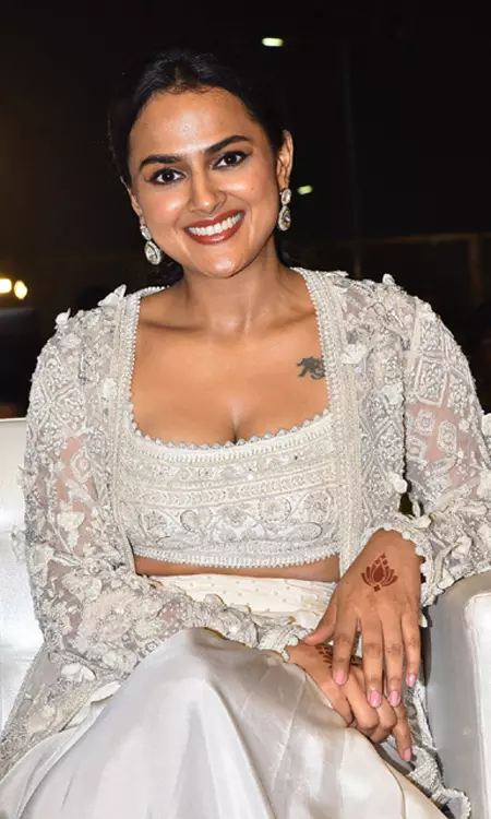 Venkatesh and Co-stars Groove and Glam Up in Style at Saindhav Event Set 3