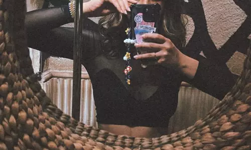 Aisha Sharma Makes You Awestruck With Her New Selfie!