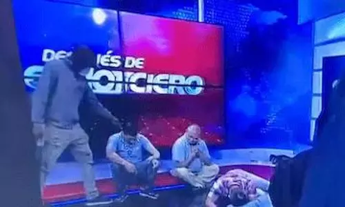 టీవీ ఛానెల్‌  లైవ్‌  స్టూడియోలో తుపాకులు... వీడియో వైరల్!