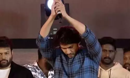 అమ్మ‌-నాన్న‌ల‌తో పోల్చిన ఒక్క‌డు  కాదు ఒకే ఒక్క‌డు!