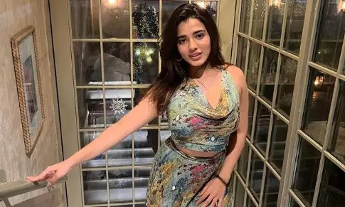 పిక్ టాక్ : కలర్‌ ఫుల్‌ బ్రో బ్యూటీ కవ్వింపు