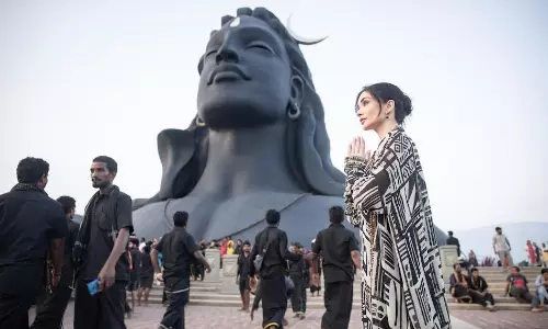 శివ న‌మ‌స్కారంతో చిక్కిన చిన్న‌ది!