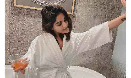 నలుగు పెట్టుకుని సంయుక్తా మీన‌న్ స్నానం