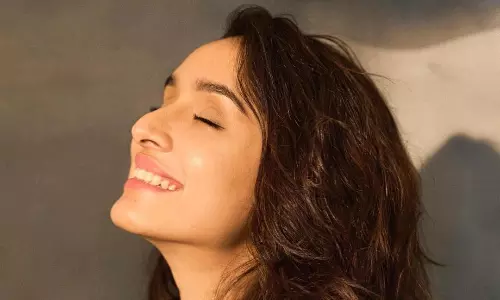 బ్లాక్ స్క‌ర్టులో శ్ర‌ద్ధా అందాల విందు