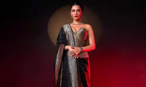 బ్లాక్ డ్రెస్ లో ఎర్రగులాబీలా శ్రుతి హాసన్