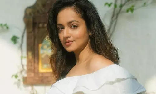 వైట్ బికినీలో స్టన్నింగ్ గా లవ్లీ బ్యూటీ