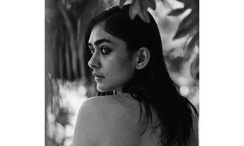 టాప్ లెస్ లో మృణాల్.. వ్వాటే లుక్