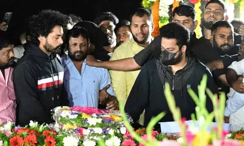 నాడు హరికృష్ణ - నేడు ఎన్టీఆర్  చేసిన నేరమేమిటి?