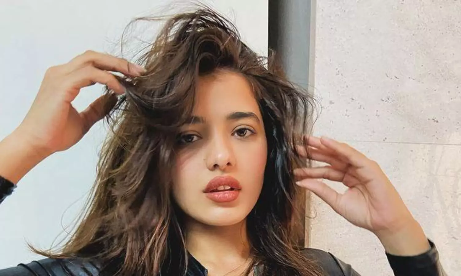 డెనిమ్ బ‌ట‌న్ విప్పేసి.. టాప్ జిప్ తీసేసి.. కేతిక ర‌చ్చ‌!