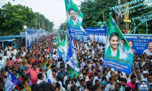వైసీపీకి కీలక నేత రాజీనామా.. కార్పొరేటర్లపై పార్టీ వేటు!