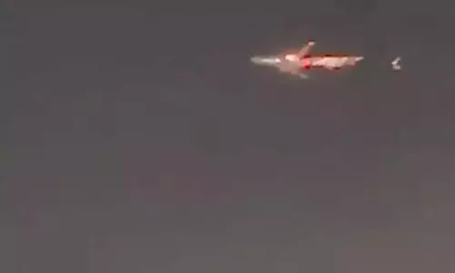 టెకాఫ్ అయిన కాసేపటికే విమానంలో మంటలు... వీడియో వైరల్!