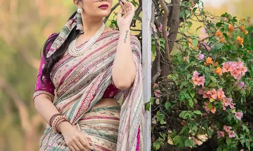 Sreemukhi Dazzles in Retro Vibes