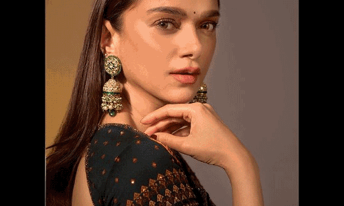 Aditis Awesome Look with Little Black Bindi