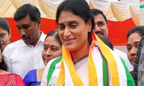 భయపడుతున్నారా సర్?... పీసీసీ చీఫ్  గా షర్మిల ఫస్ట్  డైలాగ్!