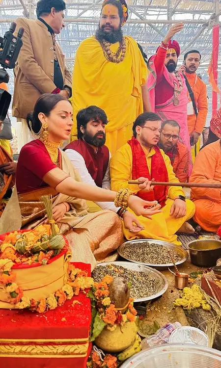 Kangana Ranaut reached Ayodhya; takes blessing from her Guru
