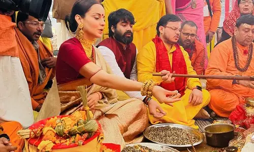 Kangana Ranaut reached Ayodhya; takes blessing from her Guru