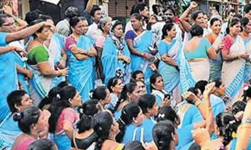 ఏపీలో అర్థరాత్రి వేళ.. అంగన్ వాడీల రచ్చ ఎంతలా ఉందంటే?