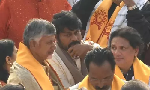 అయోధ్యలో పక్కపక్కన చంద్రబాబు చిరంజీవి...!