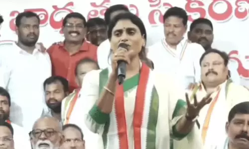 హాట్ టాపిక్... అంగన్వాడీల  సమస్యలపై ఉద్యమించనున్న షర్మిళ!!