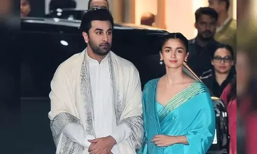 ఆలియా బులుగు చీర‌పై రామాయ‌ణ ఘ‌ట్టాలు