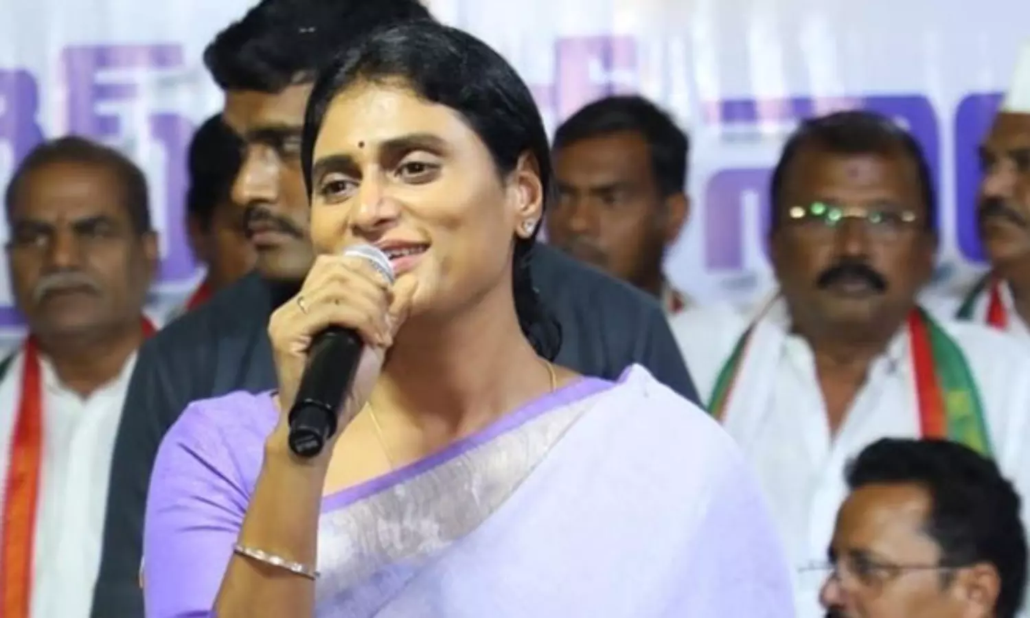 షర్మిల వ్యూహం ఏమిటో అర్ధంకావటంలేదే