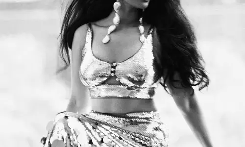 Sriya  Reddy Shines in Gold