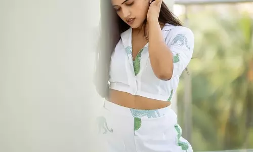 Sravanthi Grabs Eyeballs With Her Latest Snaps