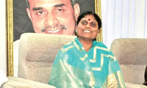 దేవుడు సాక్ష్యం చెప్పలేడు...విజయమ్మ చెబుతారా...!?