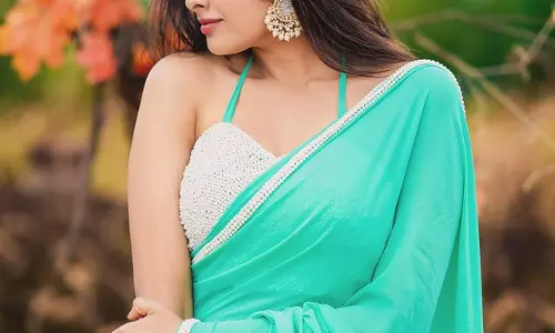 Divi Vadthya Radiates Elegance in Saree