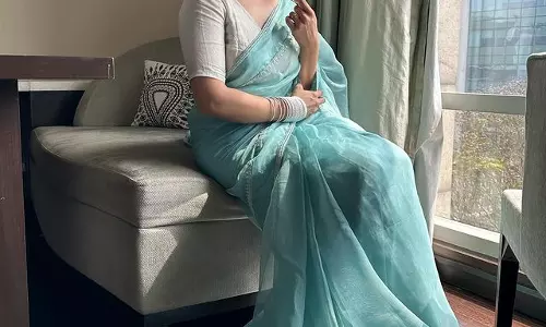 Kavya Thapars Stunning Pic Beside Tri-Color Blooms Kavya Thapars Stunning Pic Beside Tri-Color Blooms