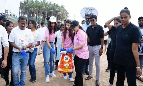వైజాగ్ బీచ్ క్లీన్ చేసిన లావ‌ణ్య త్రిపాఠి
