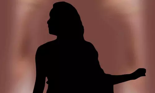 షూటింగ్‌లో వెదురు క‌ర్ర‌తో చిత‌క్కొట్టింది!