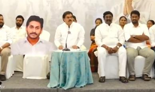 వైరల్... నాదెండ్ల పక్కన పవన్  ప్లేస్  లో జగన్  కటౌట్!