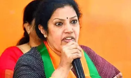 బీజేపీని షర్మిల ఏకేస్తున్నా పురంధేశ్వరి ఫుల్ సైలెంట్...!