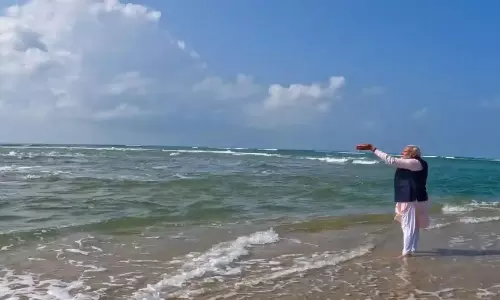 బాహుబలి సీన్ గుర్తుకు తెచ్చే అభిమానం అవసరమా మోడీజీ?