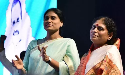 షర్మిలతోనే విజయమ్మ...ఆయన చెబుతున్నారు...!?