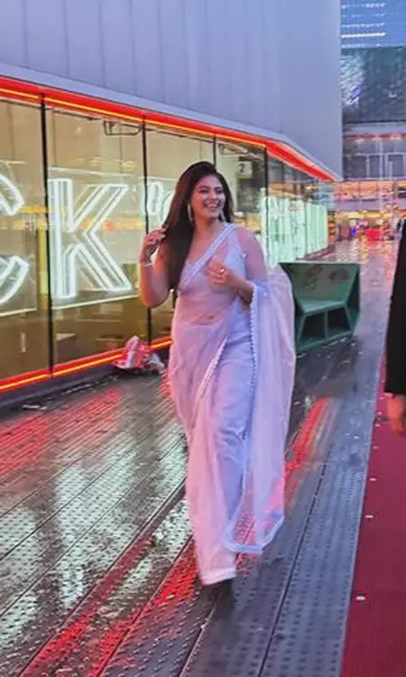 Anjali Shines at Yezhu Kadal Yezhu Malai Premiere