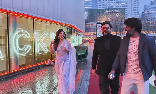 Anjali Shines at Yezhu Kadal Yezhu Malai Premiere