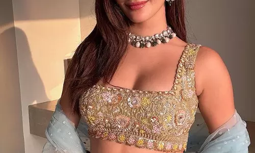 Captivating Looks Of Amyra Dastur In Silver Captivating Looks Of Amyra Dastur In Silver