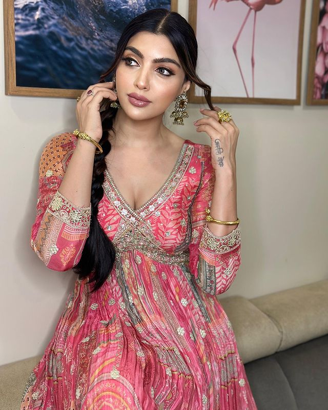 Akanksha Splashes Her Beauty In Bikini Akanksha Splashes Her Beauty In Bikini