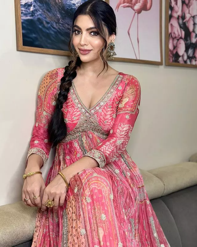 Akanksha Splashes Her Beauty In Bikini