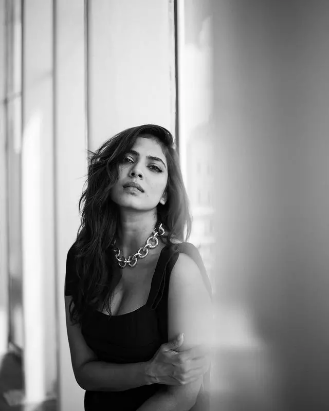 Malavika Mohanan Sets Internet Ablaze with Sizzling Green Saree Pose! Malavika Mohanan Sets Internet Ablaze with Sizzling Green Saree Pose!